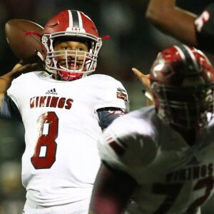Homewood-Flossmoor’s Dominick Jones (8) completes a pass. Allen Cunningham/For the Sun-Times.