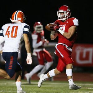 Naperville Central’s Jared Suchevits (7) catches a pass for a touchdown. Allen Cunningham/For the Sun-Times.