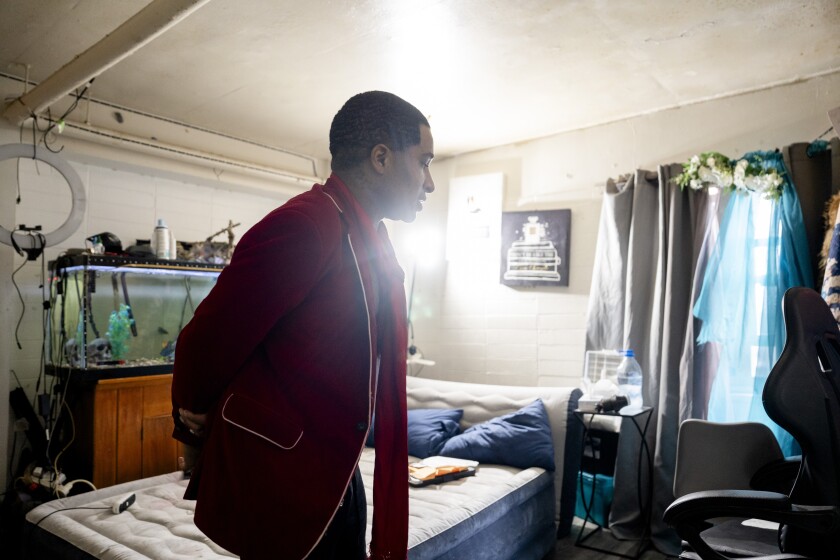 Jimmy Murray, a tenant of Harrison Courts in Garfield Park, shows his apartment, which has a leaking bathtub and a broken stove. Murray’s stove emits gas but does not fire up. The apartment, which Murray says is infested with roaches and has mold from the wet floors caused by the leaking tub, is not equipped with a fire alarm. Murray is one of several tenants in the building who demand that the Chicago Housing Authority repair the property.