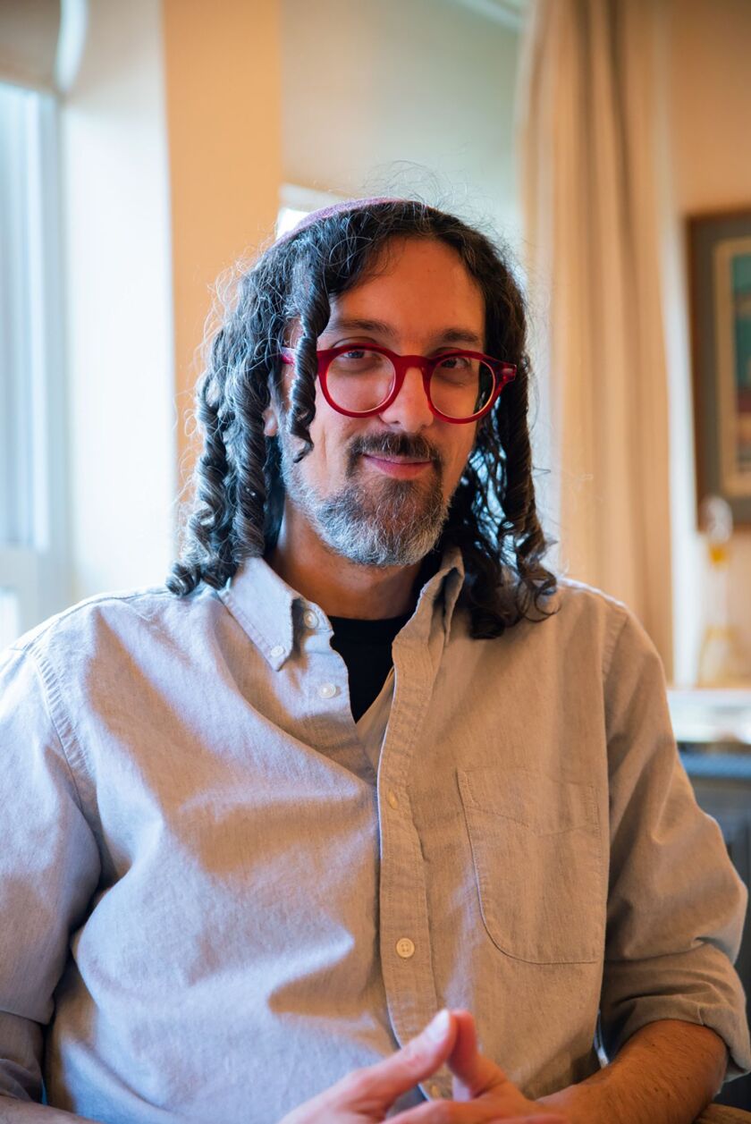 Aryehas Bernsteinas savo vaikystės namuose Haid parke, kur vis dar gyvena jo tėvai. 15 metų gyvenęs toli nuo Čikagos, jis grįžo, kad palaikytų savo šeimos ryšį su Pietų puse.