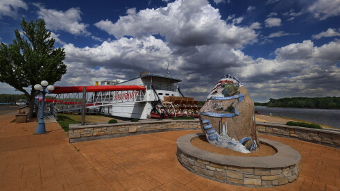 Discovery Trail & Freedom Rock with Clinton Area Showboat in Background.jpg