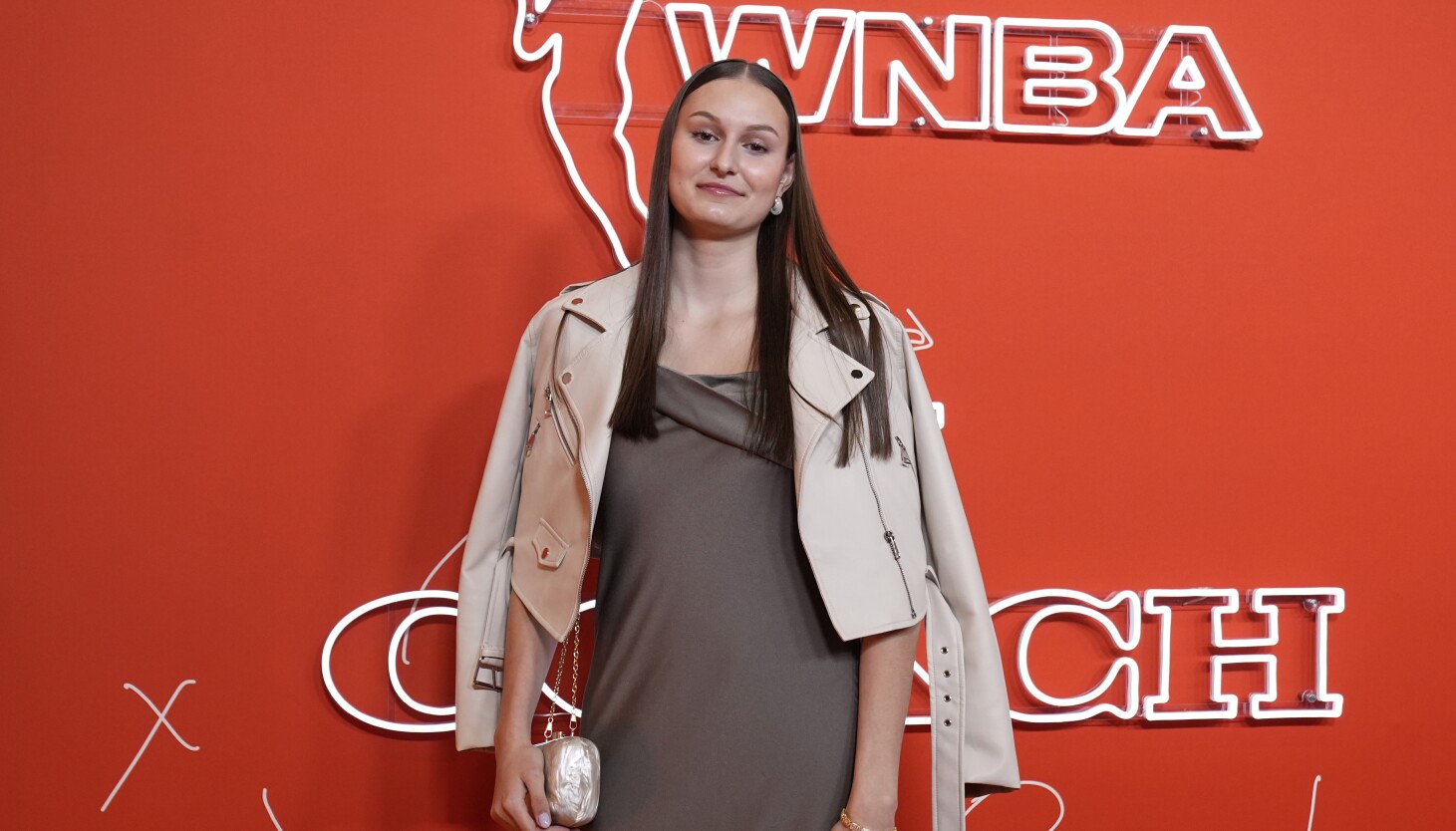 Setting expectations for 20-year-old Sky prospect Ajša Sivka Setting expectations for 20-year-old Sky prospect Ajša Sivka