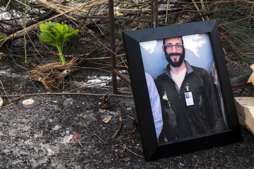 Una fotografía de Alex Pretti, de 37 años de edad, es colocada en un monumento cerca del lugar donde fue asesinado a tiros el sábado en Minneapolis.(ROBERTO SCHMIDT / AFP a través de Getty Images) ORG XMIT: 776440446