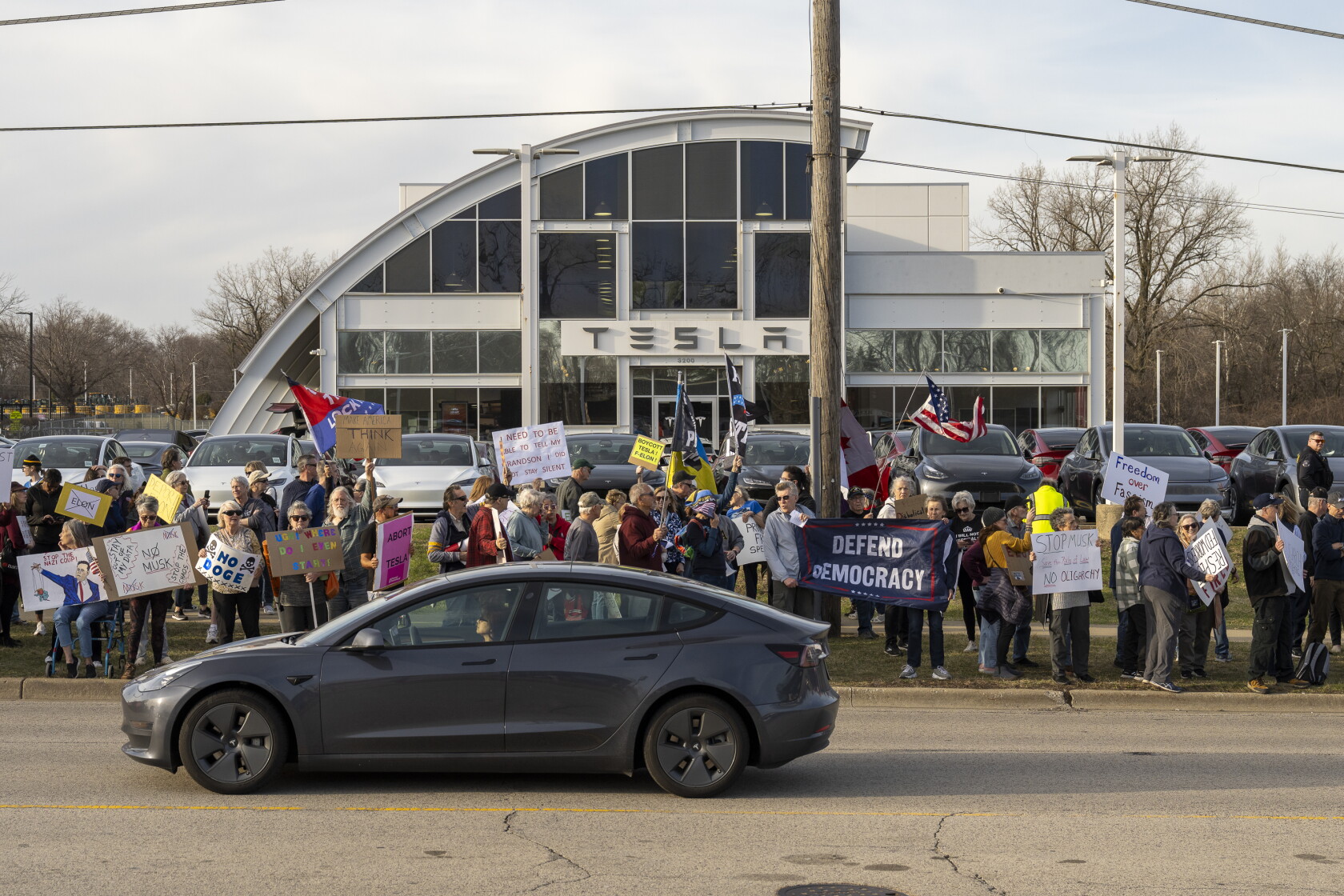 Telsa Rally At Tesla dealership in Lisle, hundreds rally against Musk, Trump — see ...