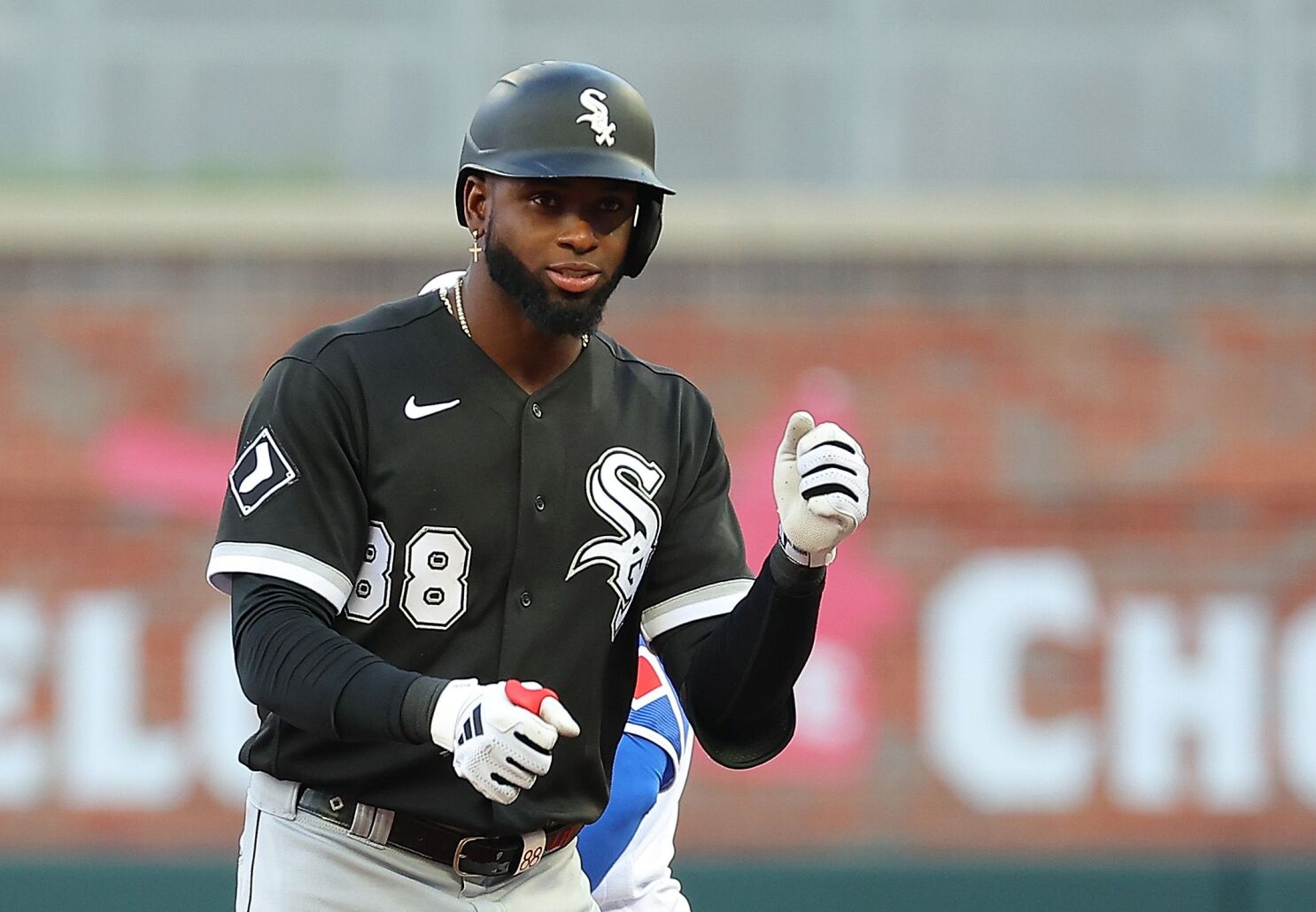 Luis Robert Jr. exits White Sox' victory over Yankees with sprained finger - Chicago Sun-Times