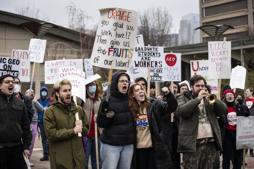 Graduate student workers at University of Illinois-Chicago, represented by the Graduate Employee Organization, rallied after they went on strike last week. The GEO late Monday ended the week-long strike after agreeing to a new, 3-year contract. Ashlee Rezin/Sun-Times Graduate student workers at University of Illinois-Chicago, represented by the Graduate Employee Organization, rallied last week. The GEO late Monday ended a week-long strike after agreeing to a new, 3-year contract.
