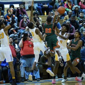 Morgan Park’s Marcus Watson Jr. (22) tries to get the ball over Simeon’s Sincere Callwood (4) and Simeon’s Antonio Reeves (3), Thursday 01-24-19. Worsom Robinson/For the Sun-Times.