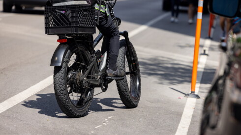 A Himiway D7 Series e-bike rides down West Hubbard Street near North Clark Street in River North, Thursday, June 4, 2026.