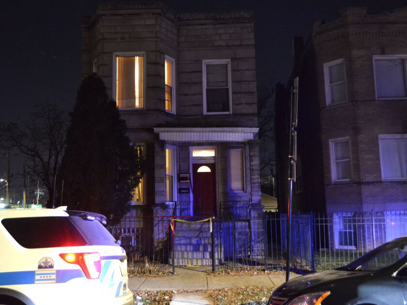Police investiate the fatal stabbing of a 33-year-old man Friday morning in the 800 block of North Harding Jackson. Justin Jackson/Sun-Times