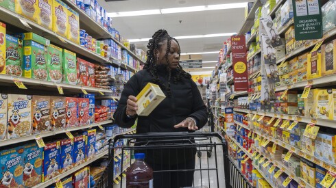 Tosheika Thomas leaves her childhood neighborhood of West Garfield Park to shop at a Jewel-Osco in Oak Park, because their are no grocery stores in her neighborhood on November 1, 2025. | Manuel Martinez/WBEZ
