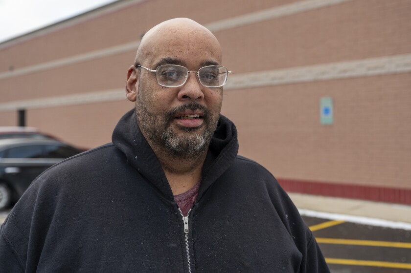 David Davis afuera de la sucursal de la Biblioteca Pública Thurgood Marshall, ubicada en 7506 S. Racine Ave., habla sobre la delincuencia en el vecindario de Auburn Gresham.