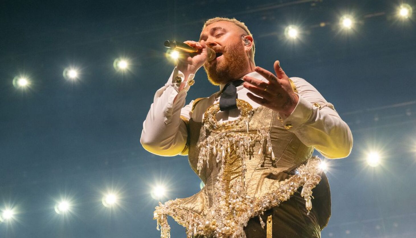 NextImg:Sam Smith delivers a sultry dose of razzle-dazzle in United Center show