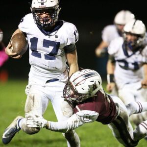 Cary-Grove’s Ben McDonald (17) carries the ball. Allen Cunningham/For the Sun-Times.