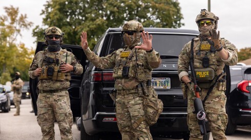 U.S. Border Patrol agents tell journalists and Edison Park residents to stay back while conducting a deportation operation on Oct. 31 in the 7400 block of North Oconto Avenue.