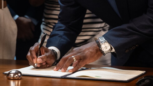 Mayor Brandon Johnson signs an anti-corruption executive order at Arise Chicago.