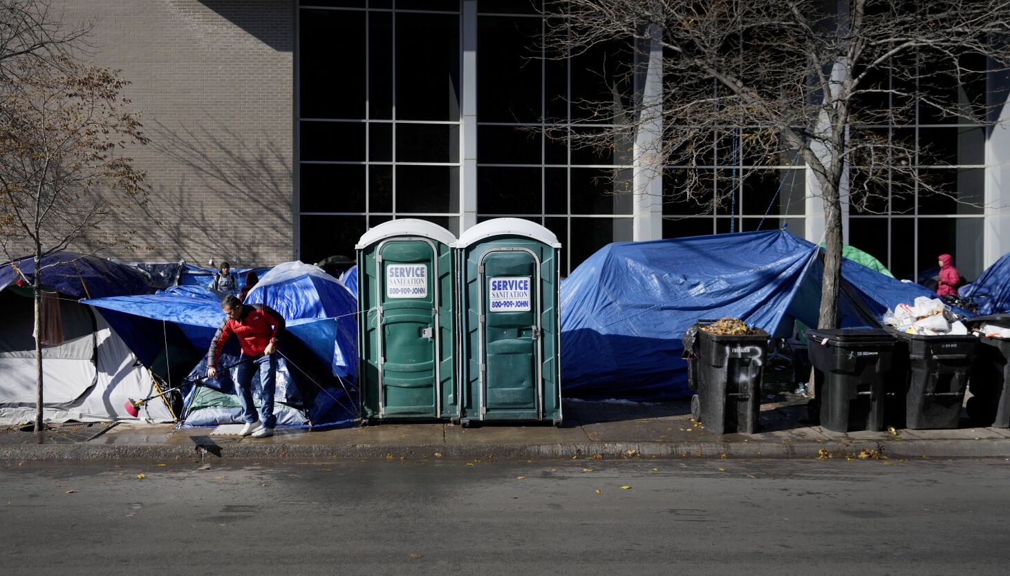 NextImg:Politics is blocking solutions to big cities’ migrant crisis