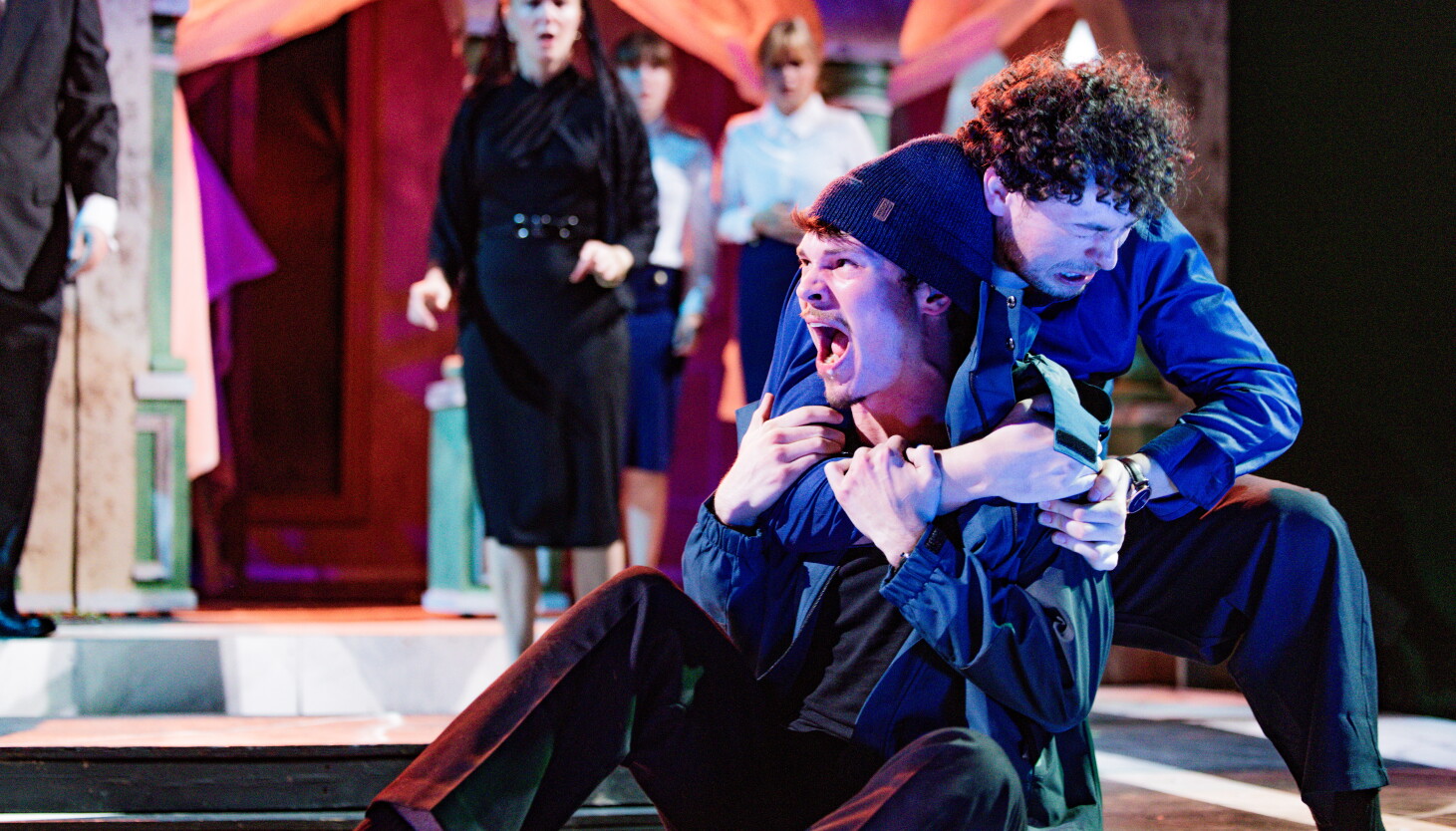 Crítica: Embora às vezes seja uma luta entre cigarras e continentes, a série de teatro ao ar livre de Oak Park é excelente em atuação