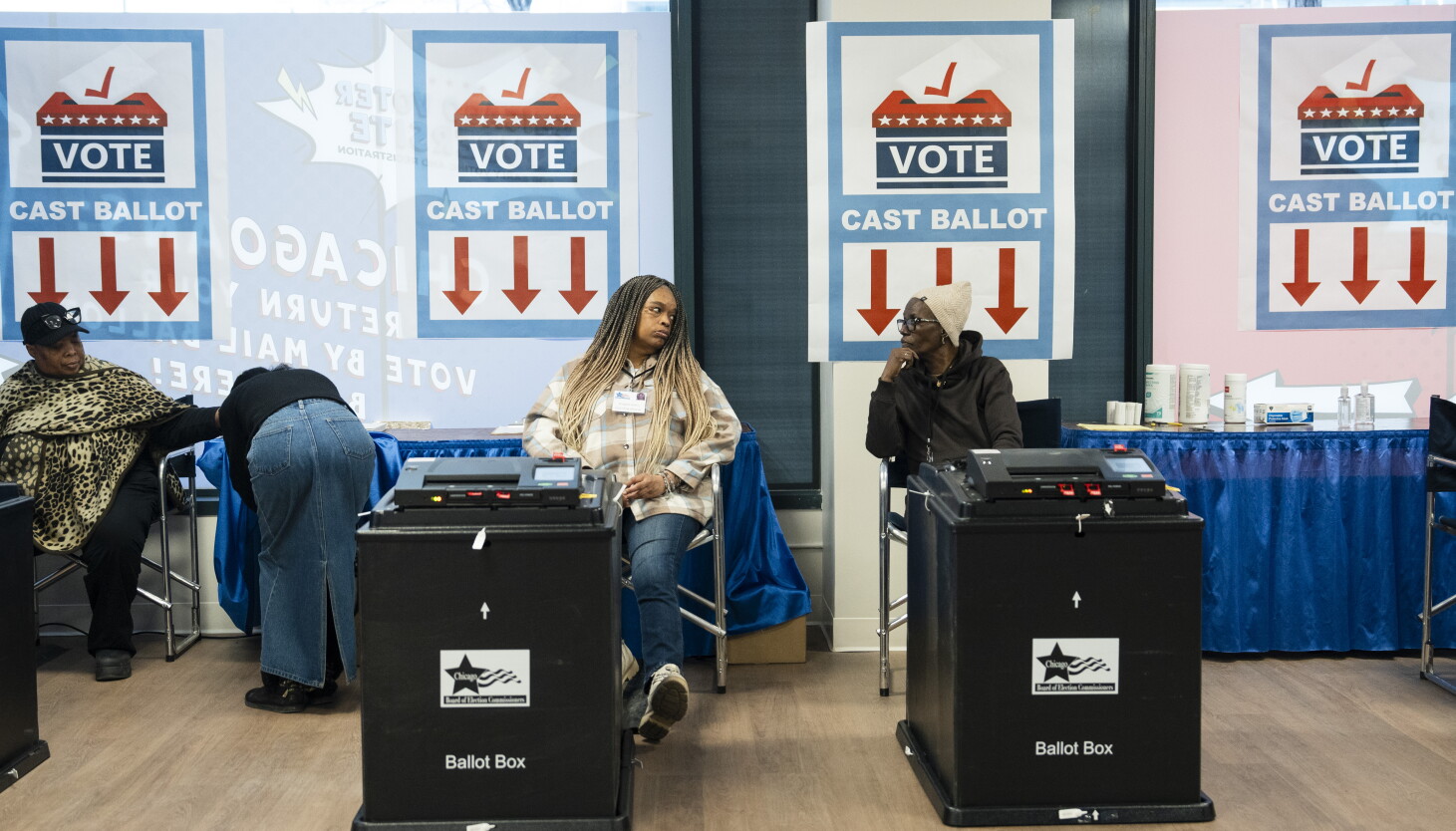 Loop Words Transports Voters cast ballots at Loop Supersite as early voting kicks off ...