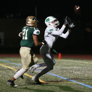 Notre Dame’s Kyle Kozik (10) tips the ball up and then catches it. Allen Cunningham/For the Sun-Times.