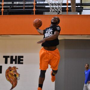 Leo’s DaChaun Anderson gets a breakaway dunk during practice. Worsom Robinson/For the Sun-Times.