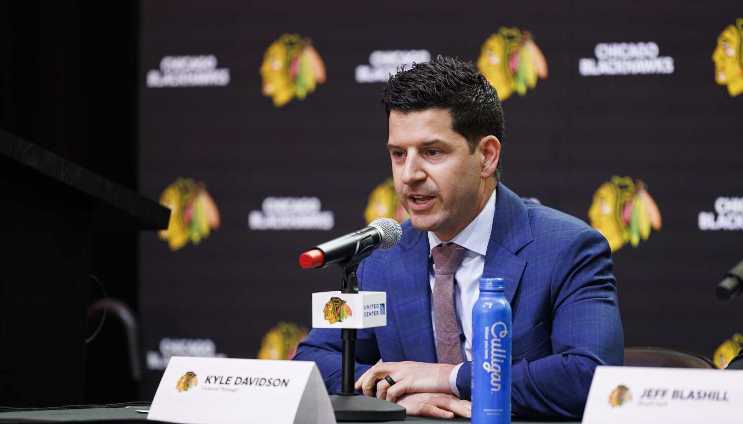 Γιατί ο GM των Blackhawks Kyle Davidson θα αψηφήσει τα analytics για να στοιχηματίσει σε μια προαίσθηση
