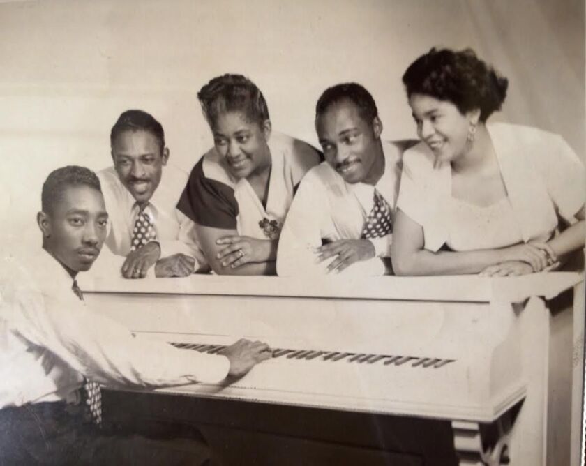 Della Reese (right) performing with Brown’s Inspirational Singers (L-R) Chicago’s Kenneth Woods Jr., Milan Brown, Beatrice Brown, Raymond Rasberry. Photo | Photo provided by Kenneth Woods Jr.