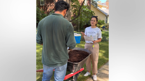 Una supervisora de extensión del Proyecto de Defensa de los Trabajadores Agrícolas y Jardineros habla con un jardinero en Evanston sobre sus derechos.