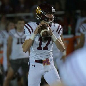 Loyola’s Matthew Schiltz (17) fires off a short pass. Worsom Robinson/For the Sun-Times.