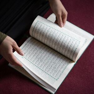 Felicia Salameh sits in the Prayer Center of Orland Park, IL on May 11, 2018. Here she looks through a Quran for verses related to it being a religion for all. I Maria de la Guardia/Sun-Times