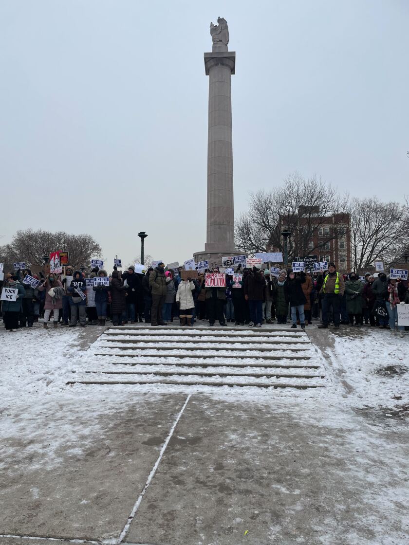 Una multitud de 200 manifestantes se congregó el sábado por la tarde en Logan Square para protestar por el último asesinato a manos de agentes federales en Minnesota. Más tarde, la multitud marchó una corta distancia pidiendo a la administración de Trump que pusiera fin a los operativos aumentados.