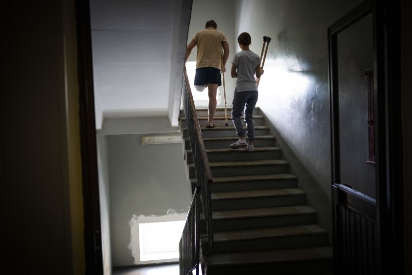 Sasha Horokhevsky, 38 anni, esegue esercizi di salire le scale in un ospedale generale di Kiev, in Ucraina. lui è. Sasha ha perso una gamba sopra il ginocchio il 22 marzo dopo essere stato colpito al polpaccio da un membro della Difesa del Territorio che lo ha scambiato per una spia.
