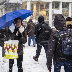 Morning commuters face the snow in the loop Monday morning. | Rich Hein/Sun-Times