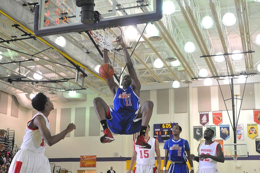 Cliff Alexander dunks.