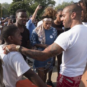 Rapper Vic Mensa with a young fan. | Rick Majewski/For the Sun-Times
