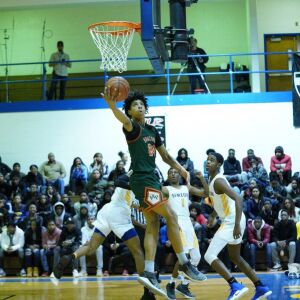 Morgan Park’s Marcus Watson Jr. (22) gets reverse lay-up against Simeon, Thursday 01-24-19. Worsom Robinson/For Sun-Times