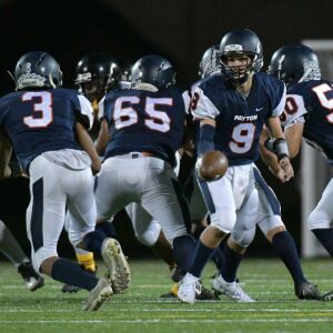 Payton’s Sage Shindler (9) hands the ball off. Worsom Robinson/For the Sun-Times.