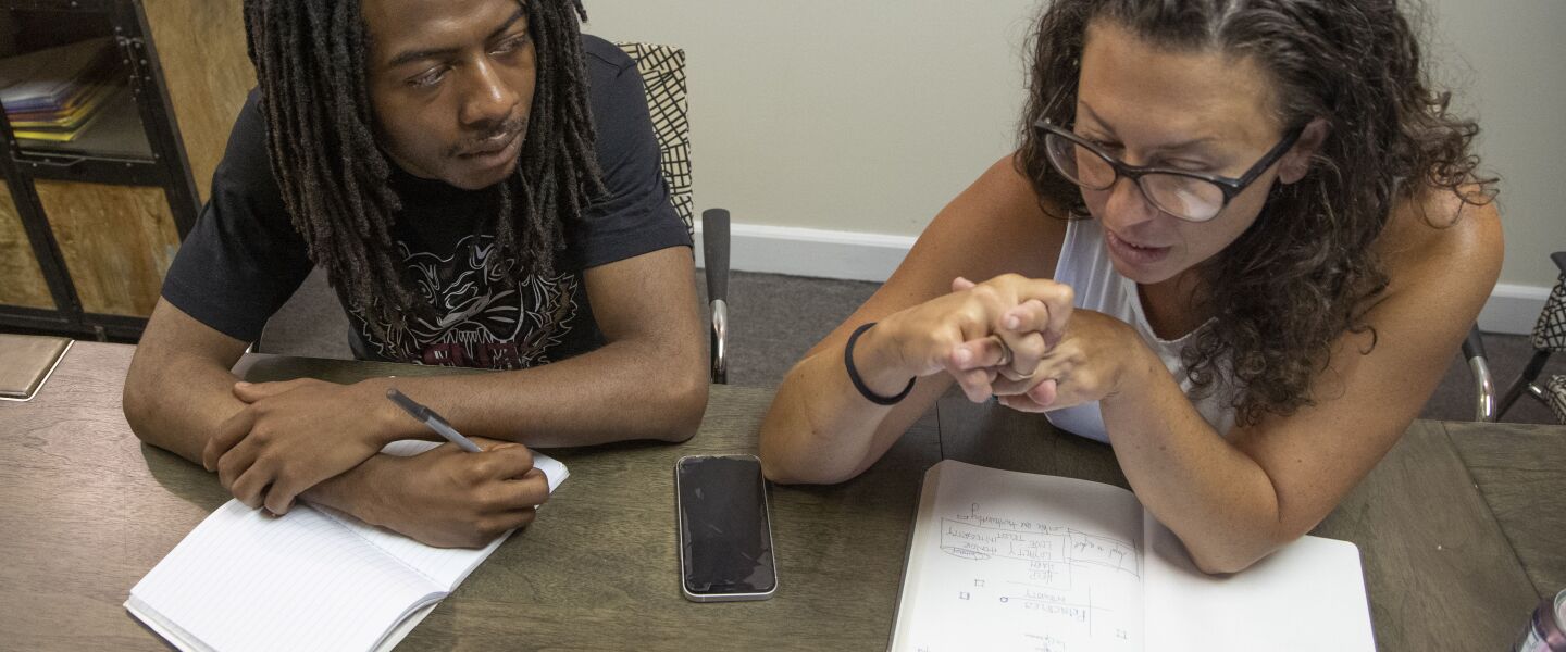 Isaiah “Zay” Manning and executive director Debra Gitter during a Zoom meeting at Contetxos, the nonprofit she runs, where he works. | Brian Rich / Sun-Times