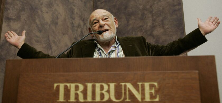 Der Immobilienmilliardär Sam Zell steht während einer Pressekonferenz im Tribune Tower in Chicago am Donnerstag, 20. Dezember 2007, auf einem Podium.