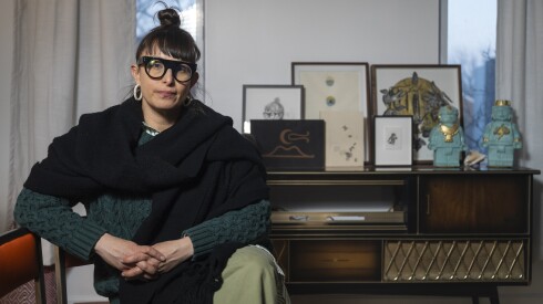 Ángela Anderson Guerrero, presidenta y directora ejecutiva de Mujeres Latinas en Acción, está sentada dentro de su apartamento en Pilsen.