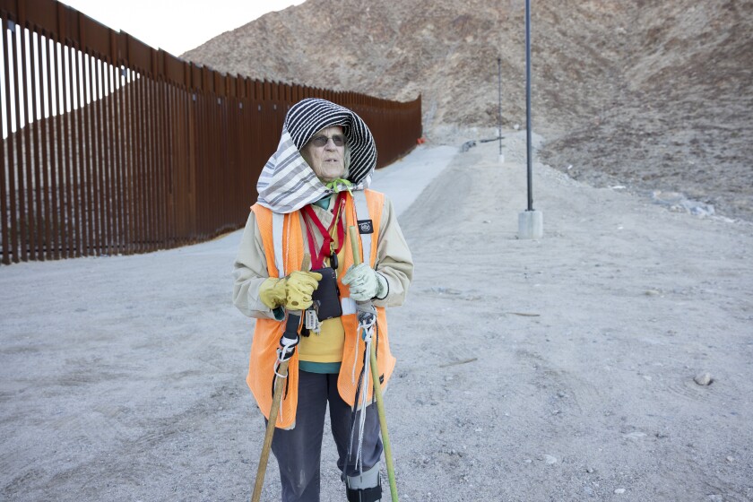 Mirando hacia el paisaje desértico cerca de la frontera entre EE.UU. y México, cerca de Ocotillo, California, Edi Harmon.
