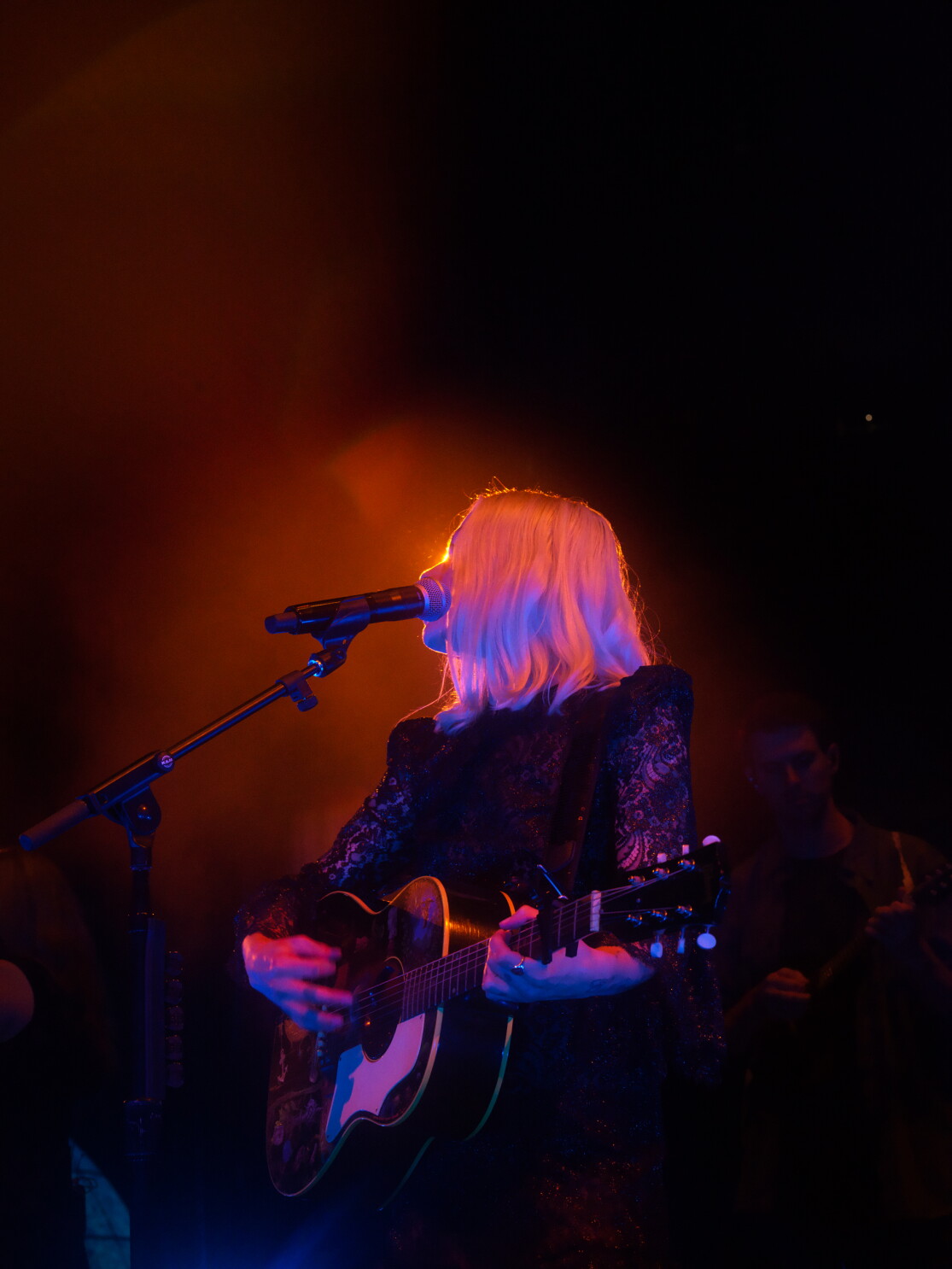 Review: Phoebe Bridgers takes fans off-the-grid for a phone-free ‘Lost Weekend’