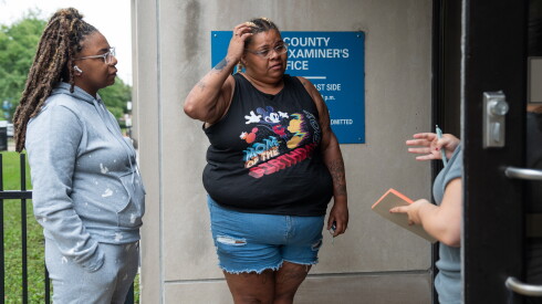 Sisters Franquella (right) and Marshawna Campbell speak to an employee outside the Cook County Medical Examiner’s Office.