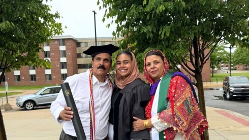 Asif Amin Cheema, mostrado con su hija Rabia Amin (centro) y su esposa Farah Deeba, puede ser deportado de inmediato, ha dictaminado la Corte de Apelaciones del 7º Circuito de Estados Unidos.