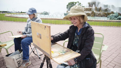 Barbara Kay Herring (left) and Robin Strand sketch and paint at the Buckingham Fountain
