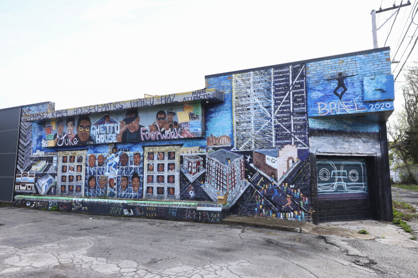 A Roseland mural celebrating Chicago dance culture.