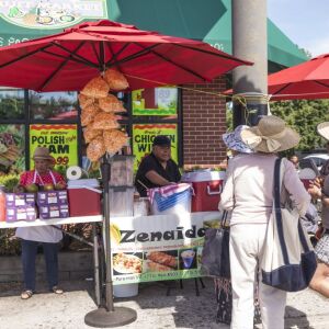 Felipe Vallarta, an elotero, and Zenaida Castillo work in Rogers Park. | Ashlee Rezin/Sun-Times