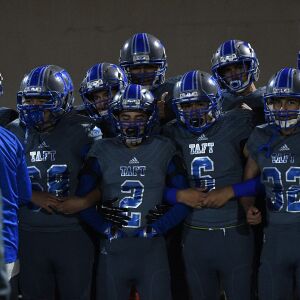 Taft’s team huddle. Worsom Robinson/For the Sun-Times.