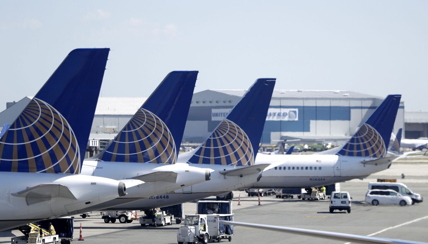 NextImg:A United jet takes a steep dive after pilots feared a loss of cabin pressure