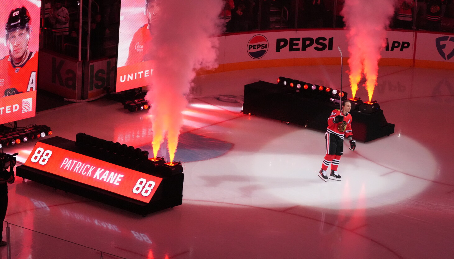 Blackhawks beat Blues for first win after Patrick Kane's dramatic entrance