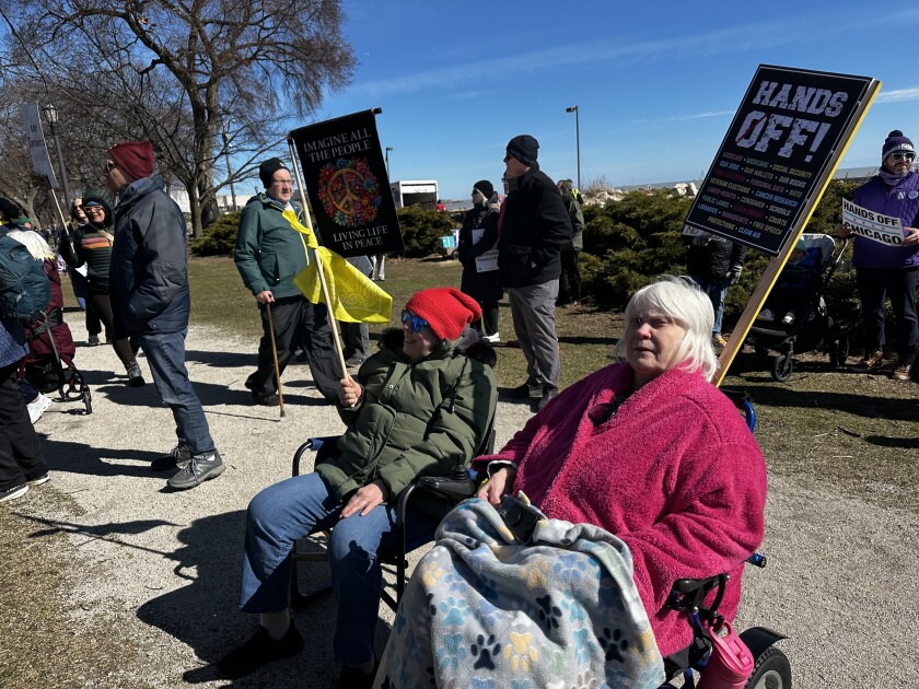 Cheree Bertalan (izquierda) se sienta junto a su madre, Joanne Bertalan, durante la manifestación “Sin Reyes” del sábado en el Dawes Park en Evanston. La madre y la hija caminaron con su iglesia para unirse a la protesta.